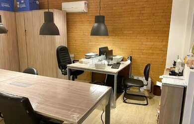 Imagem: O depósito à venda possui 1 Vaga na garagem e 32m² de Área