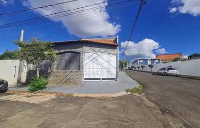 Imagem: A casa possui 4 Dormitórios, 2 Banheiros, 3 Vagas na garagem