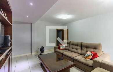 Imagem: A casa possui 3 Dormitórios, 3 Banheiros, 5 Vagas na garagem