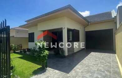 Imagem: A casa possui 3 Dormitórios, 2 Banheiros, 2 Vagas na garagem