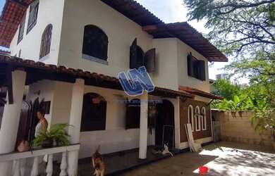 Imagem: A casa possui 4 Dormitórios, 5 Banheiros, 2 Vagas na garagem