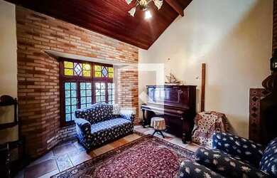 Imagem: A casa possui 3 Dormitórios, 3 Banheiros, 2 Vagas na garagem