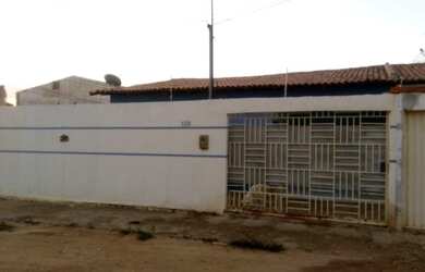 Imagem: A casa possui 3 Dormitórios, 1 Banheiro, 2 Vagas na garagem