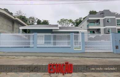 Imagem: A casa possui 3 Dormitórios, 2 Banheiros, 2 Vagas na garagem