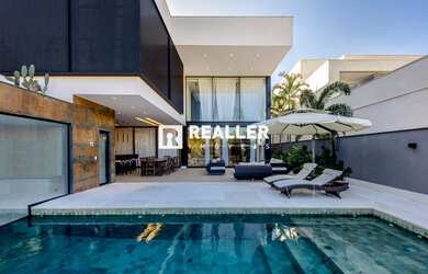 Imagem: A casa em condomínio possui 4 Dormitórios, 4 Banheiros, 4