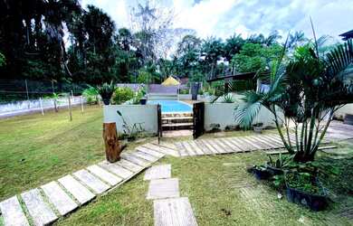 Imagem: A casa possui 4 Dormitórios, 3 Banheiros, 2 Vagas na garagem