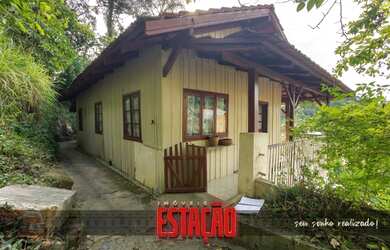 Imagem: A casa possui 3 Dormitórios, 1 Banheiro, 1 Vaga na garagem