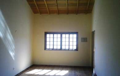 Imagem: A casa possui 2 Dormitórios, 2 Banheiros, 3 Vagas na garagem