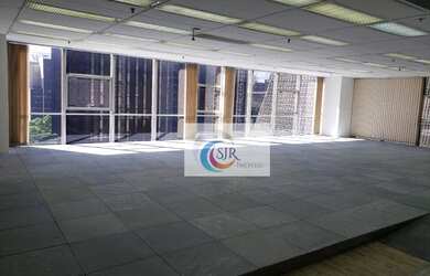 Imagem: O depósito possui 4 Vagas na garagem, 358m² de Área e está