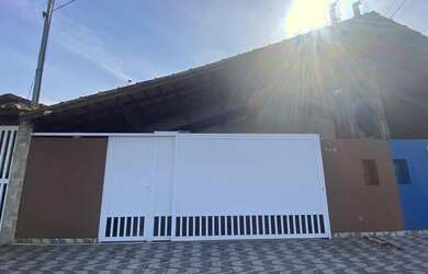 Imagem: A casa possui 2 Dormitórios, 2 Banheiros, 2 Vagas na garagem