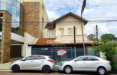 Imagem: A casa possui 3 Dormitórios, 1 Banheiro, 2 Vagas na garagem