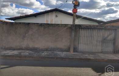 Imagem: A casa possui 3 Dormitórios, 2 Banheiros, 2 Vagas na garagem