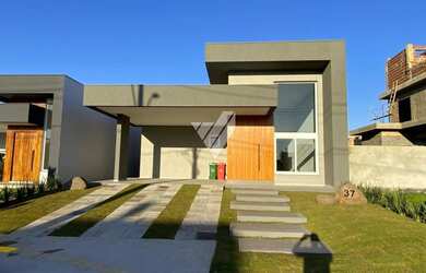 Imagem: A casa possui 3 Dormitórios, 3 Banheiros, 2 Vagas na garagem