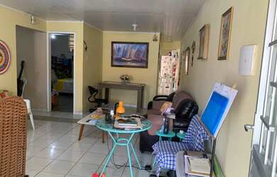 Imagem: A casa possui 4 Dormitórios, 2 Banheiros, 1 Vaga na garagem