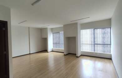 Imagem: O depósito possui 2 Vagas na garagem, 73m² de Área e está