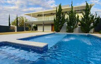 Imagem: A casa possui 4 Dormitórios, 5 Banheiros, 5 Vagas na garagem