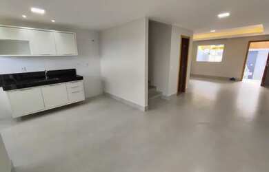 Imagem: A casa possui 3 Dormitórios, 3 Banheiros, 2 Vagas na garagem