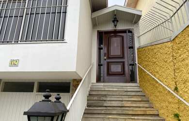 Imagem: A casa possui 3 Dormitórios, 4 Banheiros, 3 Vagas na garagem