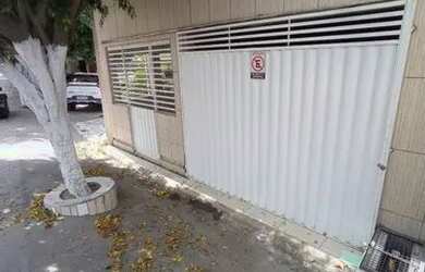 Imagem: A casa possui 1 Dormitório, 1 Banheiro e 1 Vaga na garagem