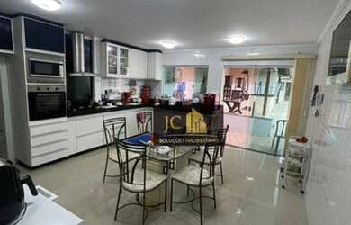 Imagem: A casa em condomínio possui 3 Dormitórios, 3 Banheiros, 5