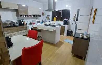 Imagem: A casa possui 3 Dormitórios, 3 Banheiros, 4 Vagas na garagem