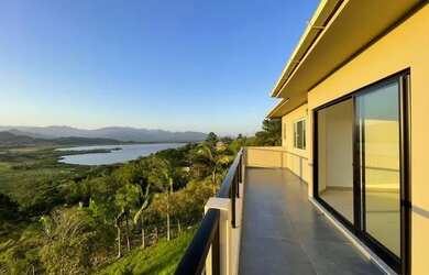 Imagem: A casa possui 3 Dormitórios, 3 Banheiros, 2 Vagas na garagem