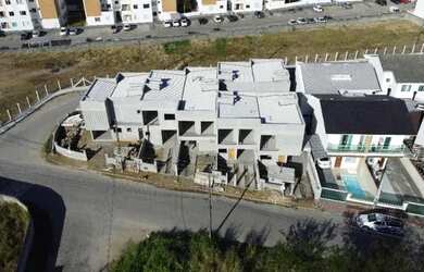 Imagem: A casa possui 3 Dormitórios, 3 Banheiros, 2 Vagas na garagem