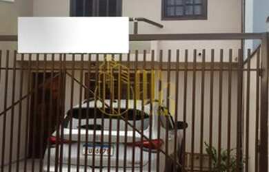 Imagem: A casa possui 3 Dormitórios, 1 Banheiro, 2 Vagas na garagem