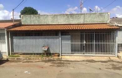 Imagem: A casa à venda possui 4 Dormitórios, 2 Banheiros, 2 Vagas