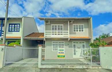 Imagem: A casa possui 3 Dormitórios, 3 Banheiros, 2 Vagas na garagem