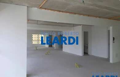 Imagem: O depósito possui 1 Vaga na garagem e 37m² de Área e está