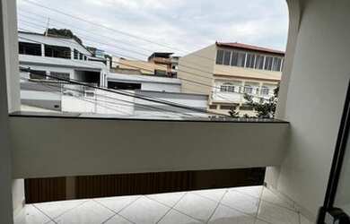 Imagem: A casa possui 3 Dormitórios, 4 Banheiros, 5 Vagas na garagem