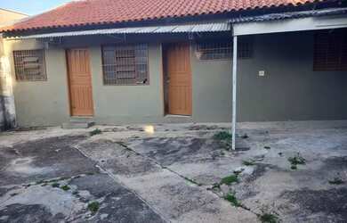 Imagem: A casa possui 1 Dormitório, 1 Banheiro, 1 Vaga na garagem