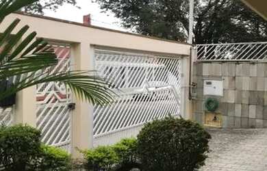 Imagem: A casa possui 3 Dormitórios, 3 Banheiros, 4 Vagas na garagem