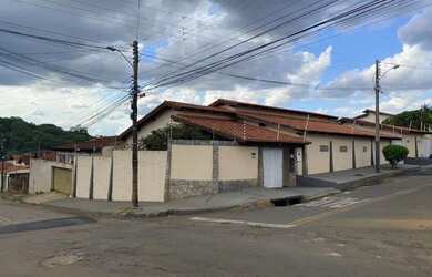 Imagem: A casa possui 3 Dormitórios, 3 Banheiros, 5 Vagas na garagem