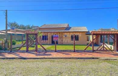 Imagem: A casa possui 3 Dormitórios, 3 Banheiros, 2 Vagas na garagem