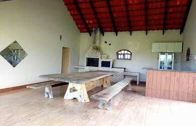 Imagem: A casa em condomínio possui 4 Dormitórios, 2 Banheiros, 400m²