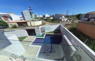 Imagem: A casa possui 4 Dormitórios, 5 Banheiros, 2 Vagas na garagem