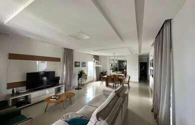 Imagem: A casa possui 4 Dormitórios, 5 Banheiros, 2 Vagas na garagem