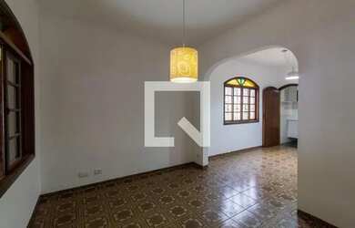 Imagem: A casa possui 2 Dormitórios, 2 Banheiros, 2 Vagas na garagem