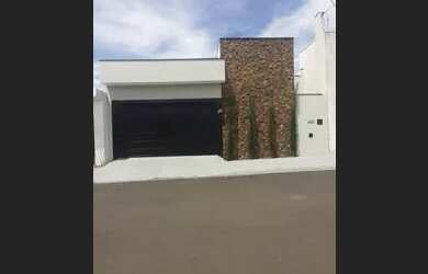 Imagem: A casa possui 3 Dormitórios, 2 Banheiros, 2 Vagas na garagem