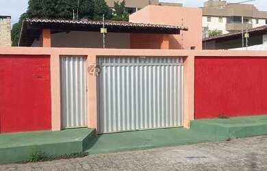 Imagem: A casa possui 3 Dormitórios, 3 Banheiros, 2 Vagas na garagem