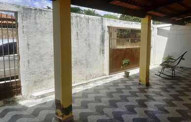 Imagem: A casa possui 2 Dormitórios, 1 Banheiro, 2 Vagas na garagem