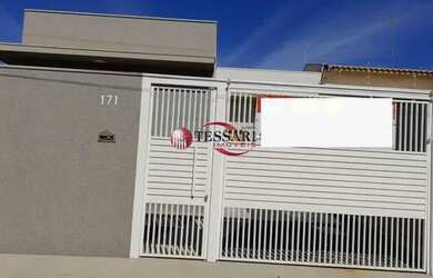 Imagem: A casa possui 3 Dormitórios, 2 Banheiros, 2 Vagas na garagem