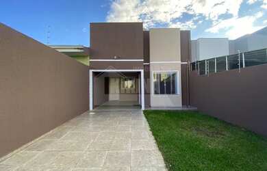 Imagem: A casa possui 3 Dormitórios, 1 Banheiro, 2 Vagas na garagem