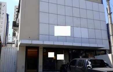 Imagem: O depósito possui 3 Vagas na garagem e 1215m² de Área e está