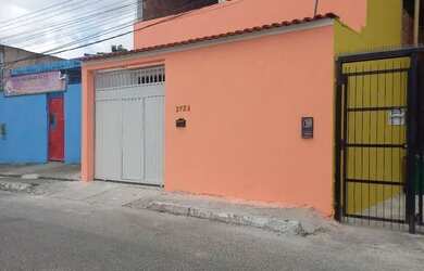 Imagem: A casa possui 2 Dormitórios, 2 Banheiros, 1 Vaga na garagem