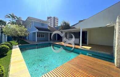 Imagem: A casa possui 4 Dormitórios, 5 Banheiros, 4 Vagas na garagem