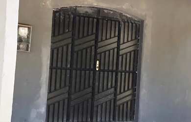 Imagem: A casa possui 1 Dormitório, 1 Banheiro, 1 Vaga na garagem e