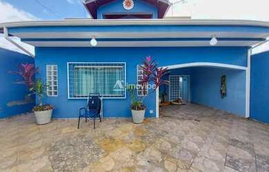 Imagem: A casa possui 3 Dormitórios, 3 Banheiros, 3 Vagas na garagem